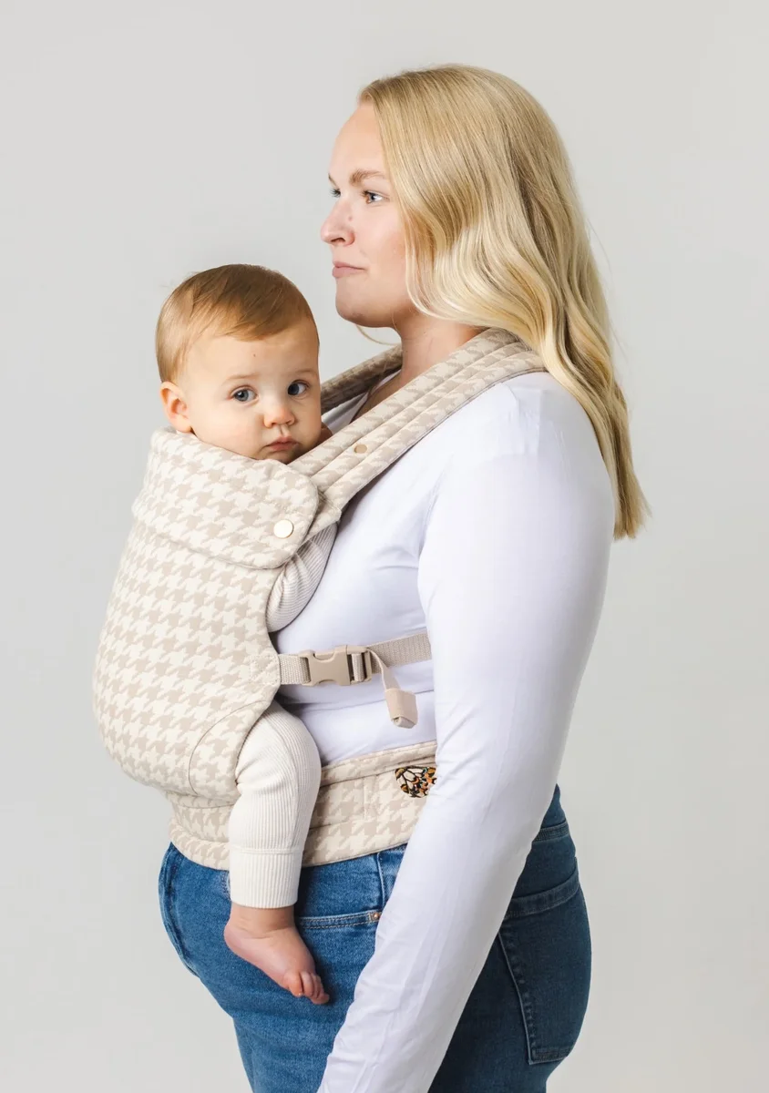 Mabe Monarch carrier worn by a mother with an older baby in front inward carry, side view