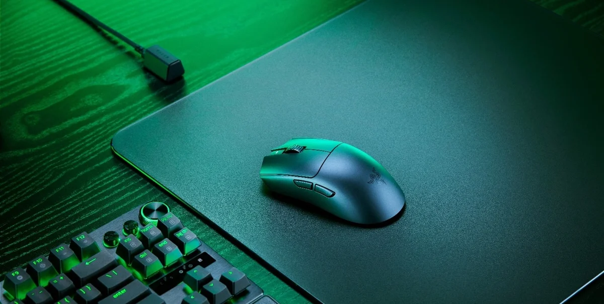 Razer Viper V3 Pro in use on gaming mousepad alongside keyboard and dongle