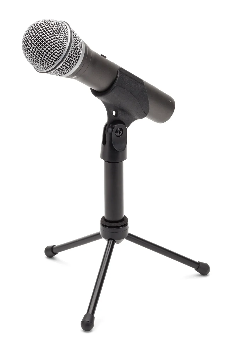 Samson Q2U on included desk tripod stand, 3/4 angle
