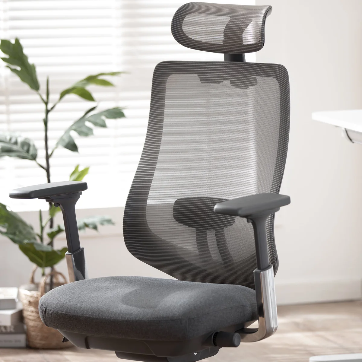 Colamy Atlas front close-up showing mesh backrest weave, adjustable headrest, and 4D armrests