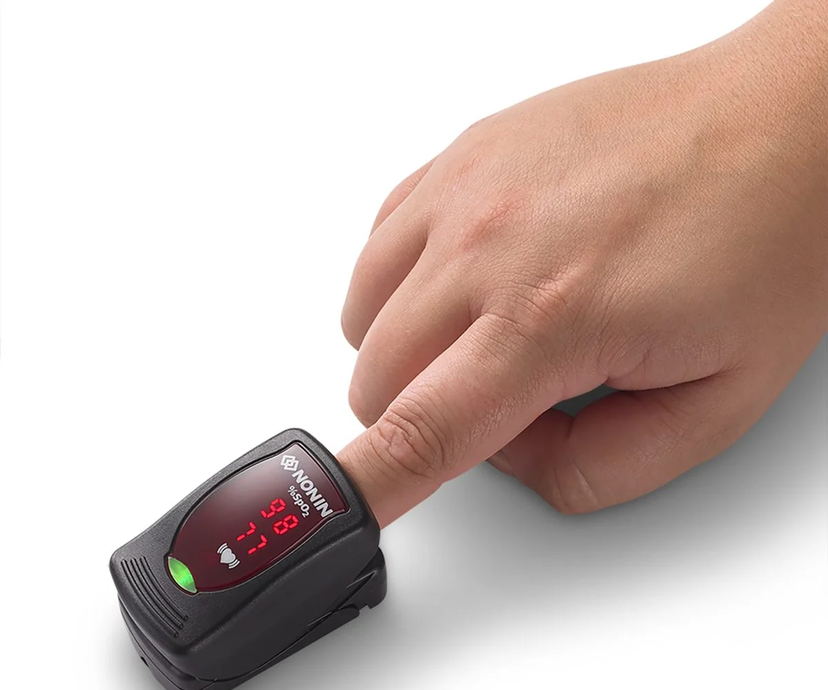 Nonin Onyx Vantage 9590 pulse oximeter clipped onto a finger in use