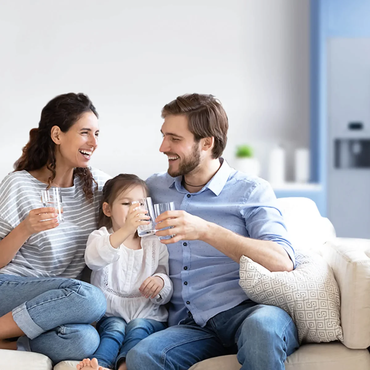 Family enjoying clean water from the Waterdrop G3 P800 reverse osmosis system